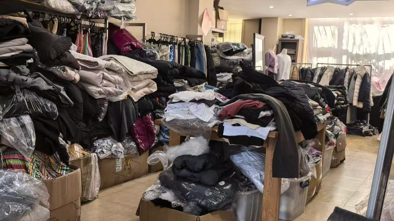 How to Buy Clothes in Bulk for Resale – A Practical Guide for Boutique Owners and Online Sellers