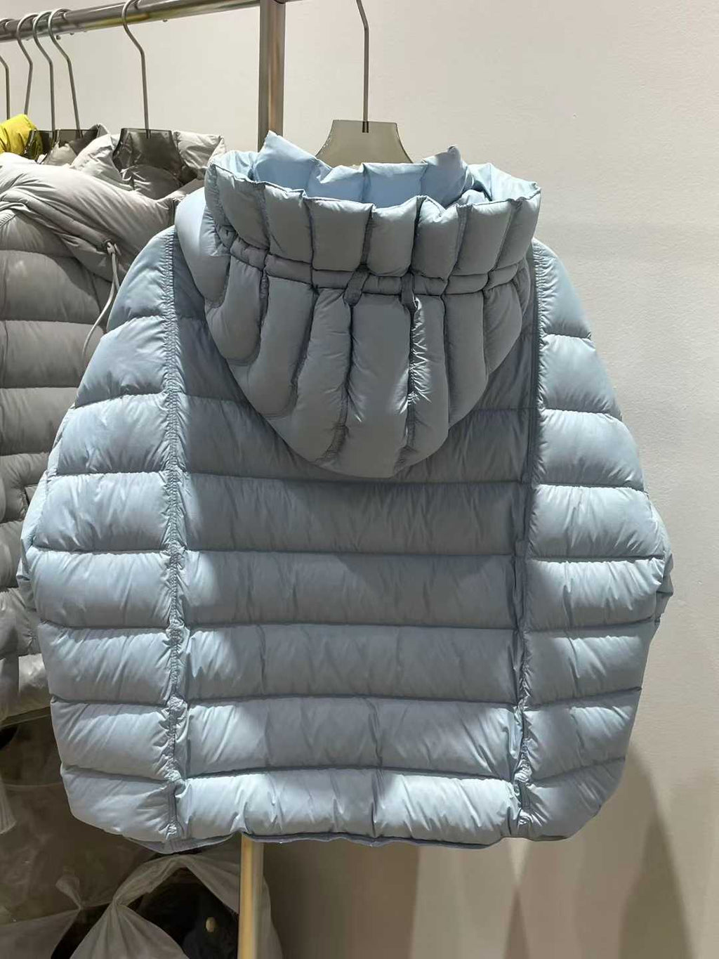 100pcs Wholesale 90% Real White Duck Down Hooded Puffer Jackets - High-Fill Lightweight Winter Coats Stock Lot - Mixed Colors (Black, Grey, Yellow, Blue) - Premium Reseller Clearance
