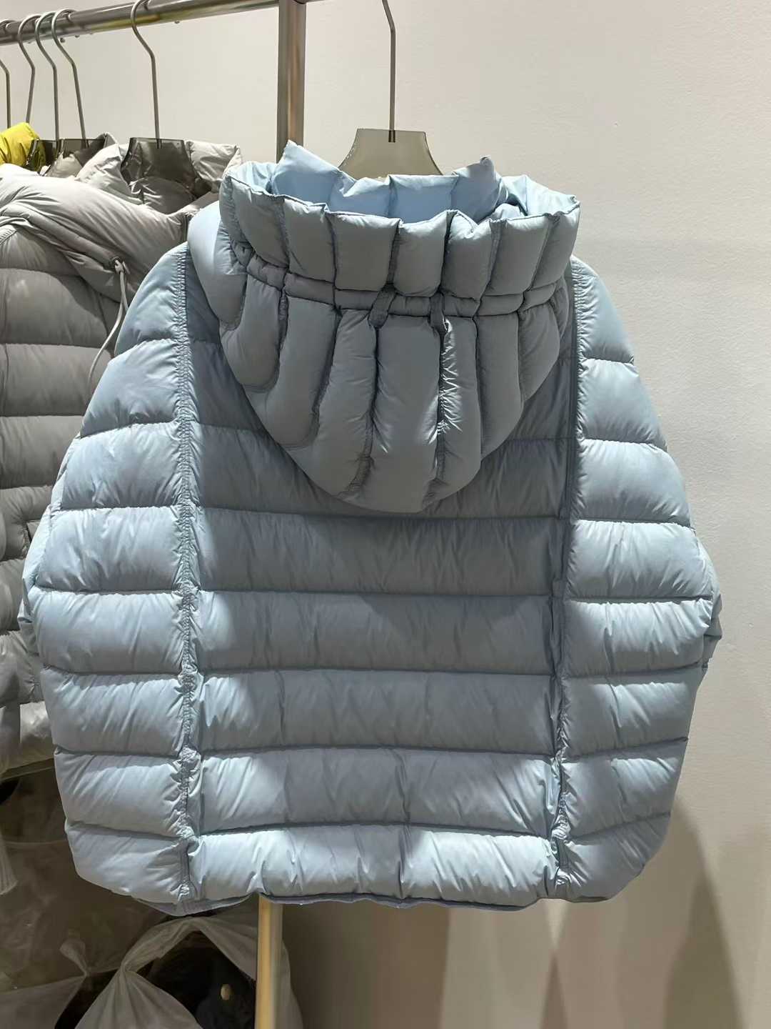 100pcs Wholesale 90% Real White Duck Down Hooded Puffer Jackets - High-Fill Lightweight Winter Coats Stock Lot - Mixed Colors (Black, Grey, Yellow, Blue) - Premium Reseller Clearance