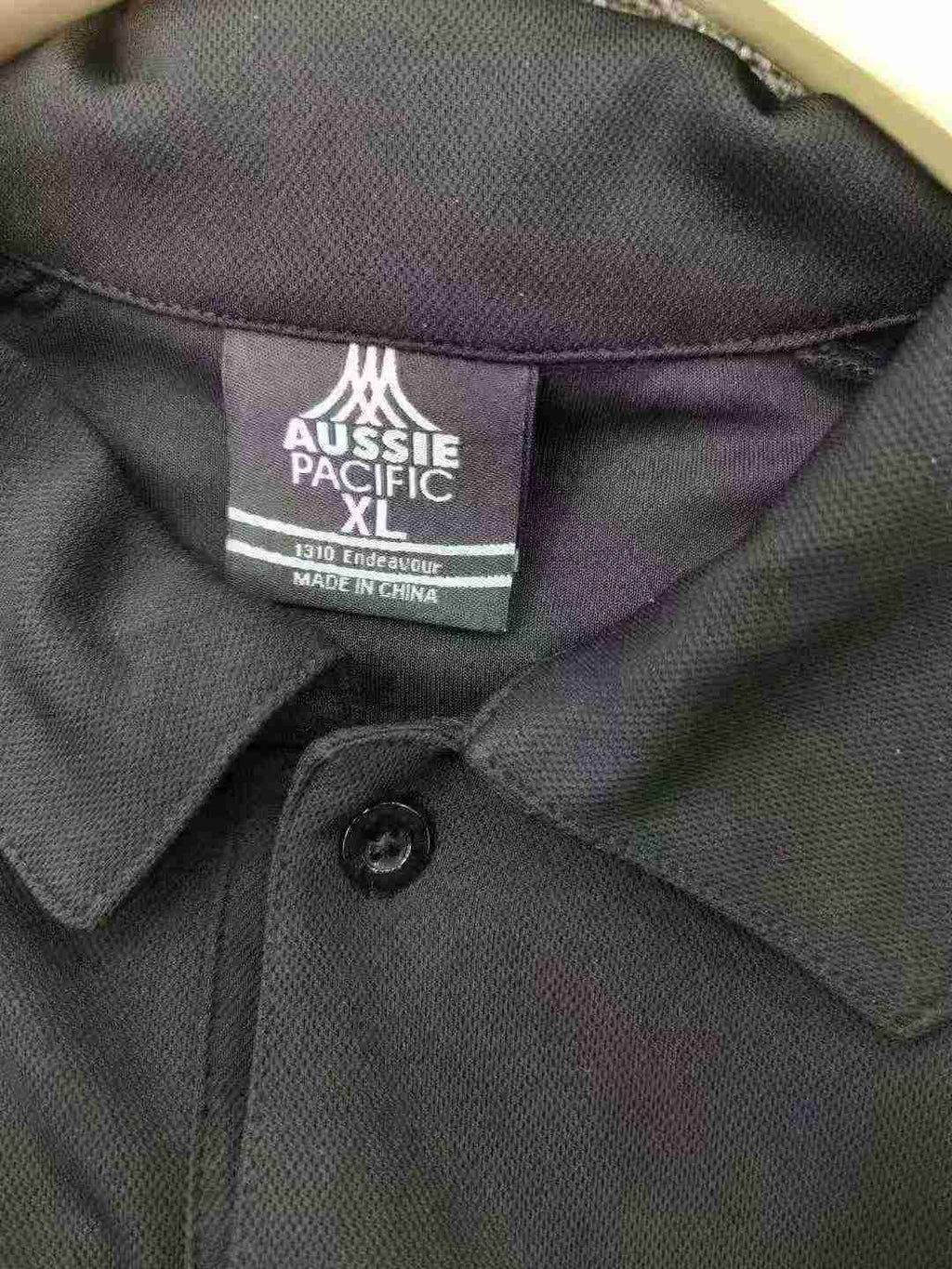Approx. 2,000pcs Wholesale Men’s Performance Polo Shirts – Black-Dominant Aussie Pacific Clearance Lot – Short Sleeve Workwear / Golf / Uniform Resale Basics – XL Label Mix – Tail-End Special Price Stock