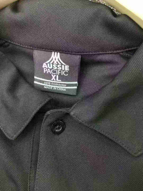 Approx. 2,000pcs Wholesale Men’s Performance Polo Shirts – Black-Dominant Aussie Pacific Clearance Lot – Short Sleeve Workwear / Golf / Uniform Resale Basics – XL Label Mix – Tail-End Special Price Stock