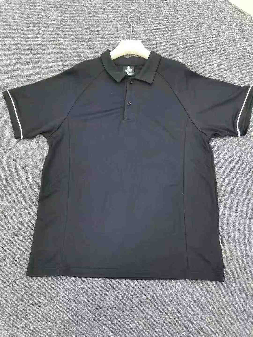 Approx. 2,000pcs Wholesale Men’s Performance Polo Shirts – Black-Dominant Aussie Pacific Clearance Lot – Short Sleeve Workwear / Golf / Uniform Resale Basics – XL Label Mix – Tail-End Special Price Stock