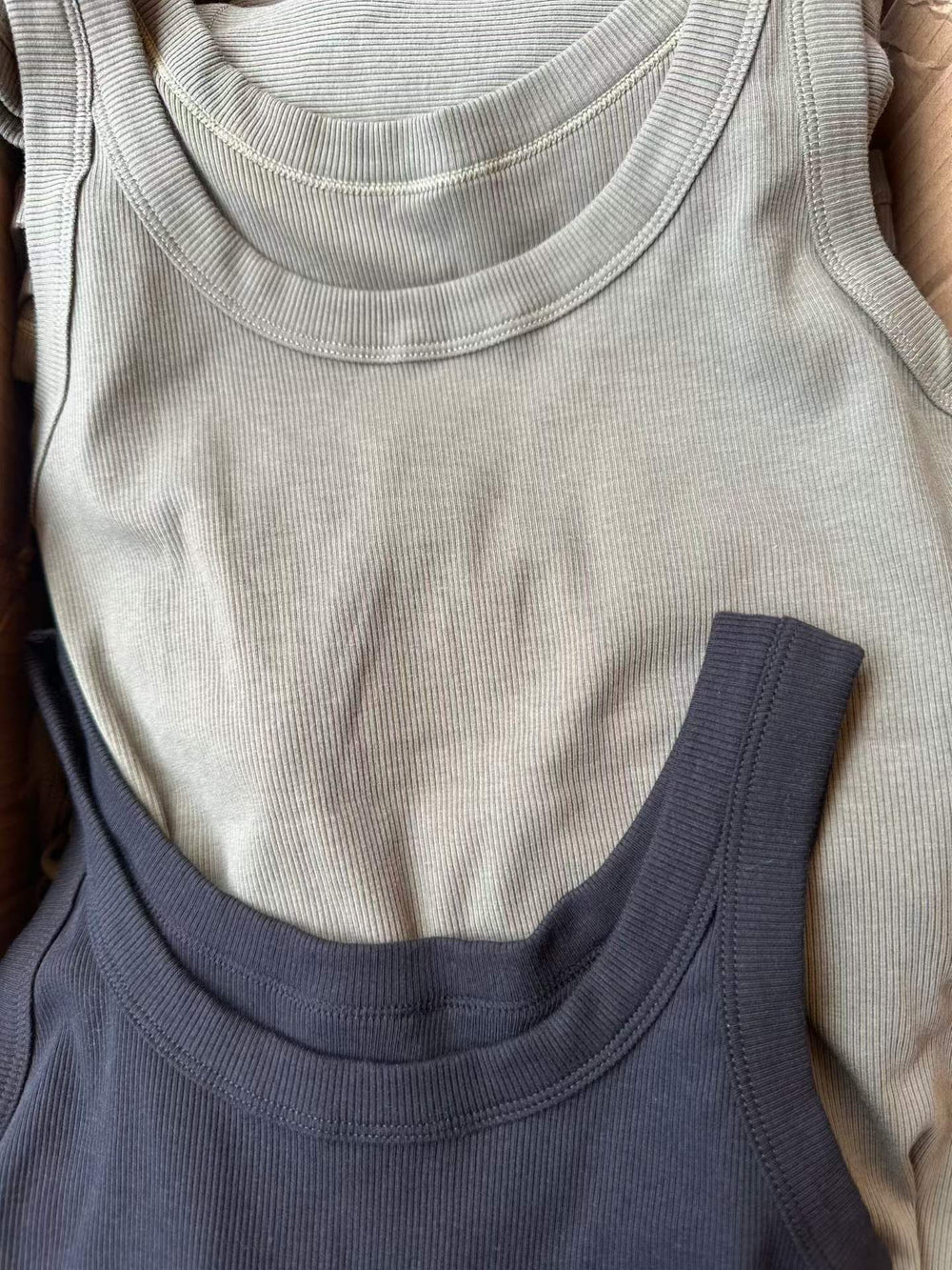 600pcs Women’s Ribbed Scoop-Neck Tank Top Clearance Lot – 2 Color Everyday Layering Basics – $1.30 Tail-End Stock for Small Boutiques, Casualwear Resellers & Summer Outfit Sellers