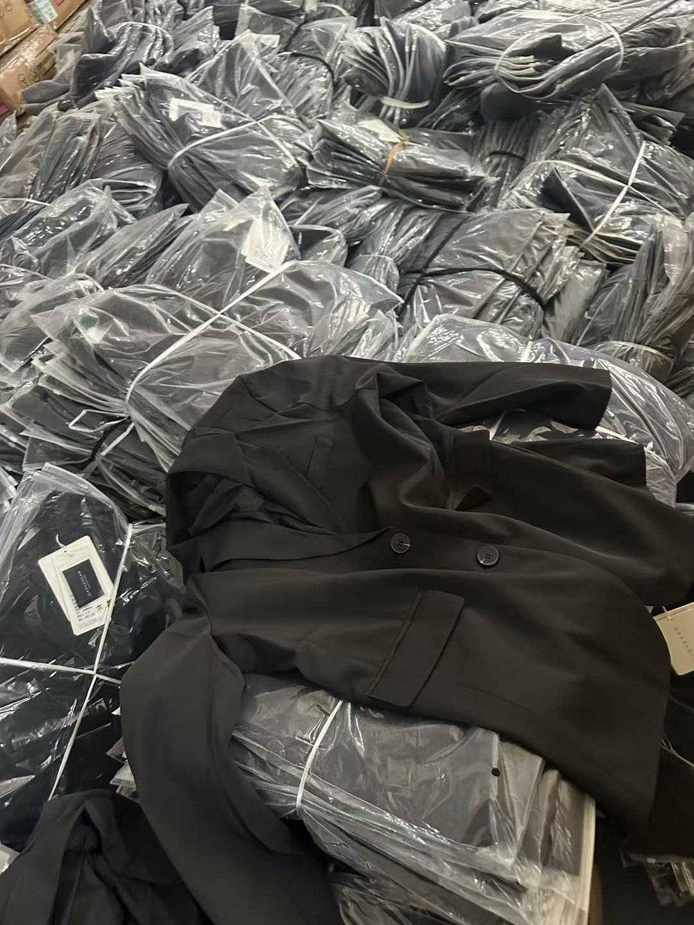 3000pcs Bulk Women’s Minimalist Black Blazer - Oversized Aesthetic Tailored Jacket -Wholesale Liquidation Lot - High-Value Boutique Essential Overstock