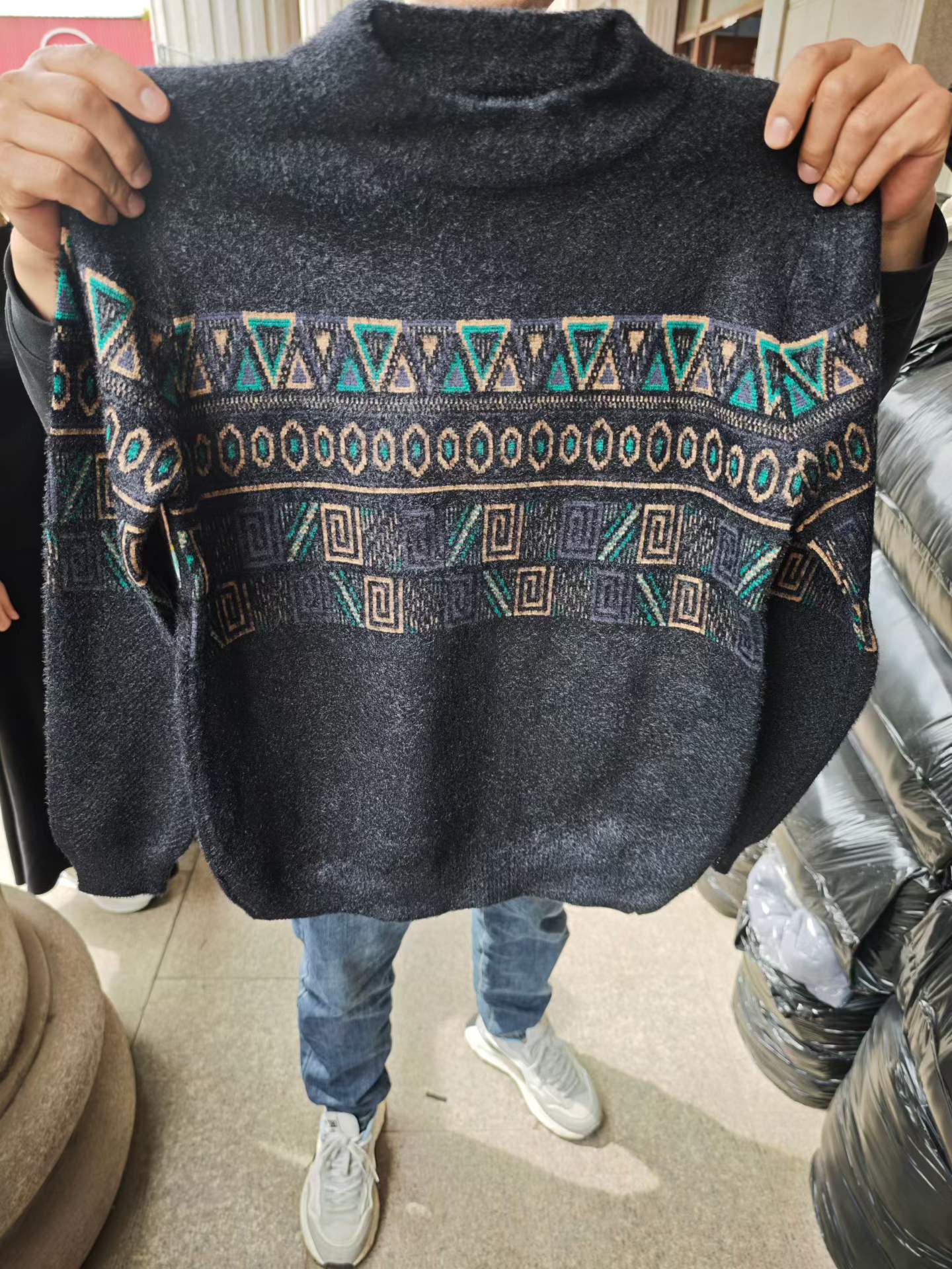 10,000+ pcs Mixed Style Knit Sweaters Bulk Stock – Soft Crewneck & Pattern Winter Pullovers – Affordable Overstock Clothing for Boutiques & Resellers (US/EU Size Range, Clearance Lot)
